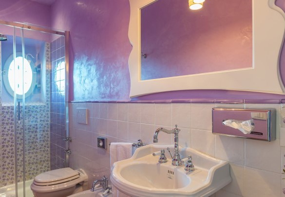 Bagno en-suite con doccia nella camera matrimoniale – Villa Leonardo
