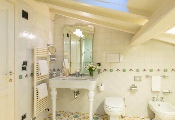 Bathroom with shower en suite to double bedroom on the attic – Villa Leonardo