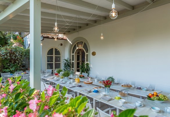 Nelle immediate vicinanze degli ingressi della villa sono collocati una veranda attrezzata per mangiare all’aperto – Villa Leonardo 