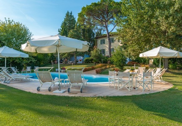 La suggestiva pool area, affacciata a sud ed in posizione panoramica, si trova a pochi passi dalla dependance – Villa Leonardo