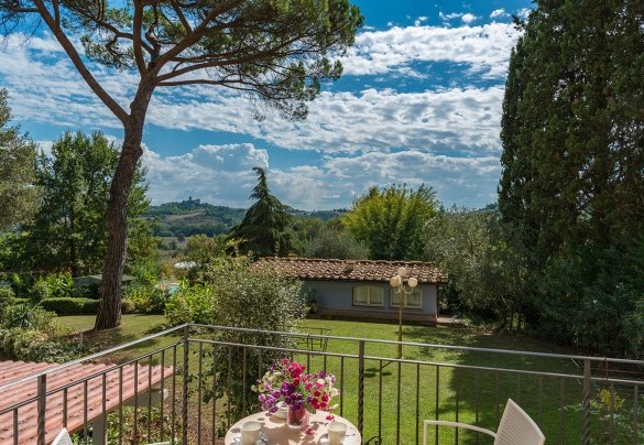 Il vasto parco della proprietà si sviluppa su due terrazzamenti per un perimetro recintato di circa 6000 mq – Villa Leonardo