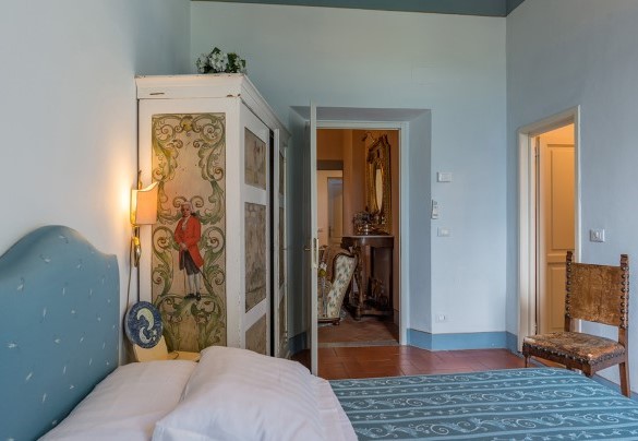 Camera matrimoniale con bagno en-suite con doccia al primo piano – Villa Leonardo