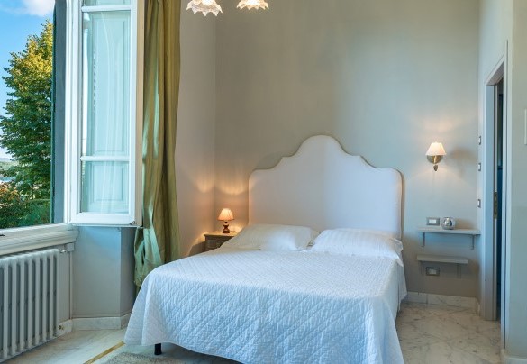 Camera matrimoniale con bagno en-suite con doccia al primo piano – Villa Leonardo