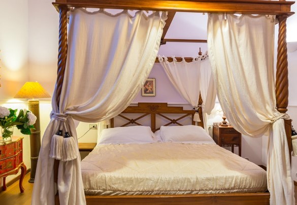 Double bedroom with ensuite bathroom with shower – Villa Leonardo