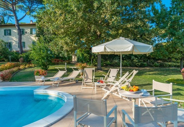 La suggestiva pool area, affacciata a sud ed in posizione panoramica, si trova a circa 20 m dalla villa – Villa Leonardo