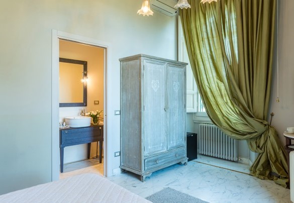 Camera matrimoniale con bagno en-suite con doccia al primo piano – Villa Leonardo