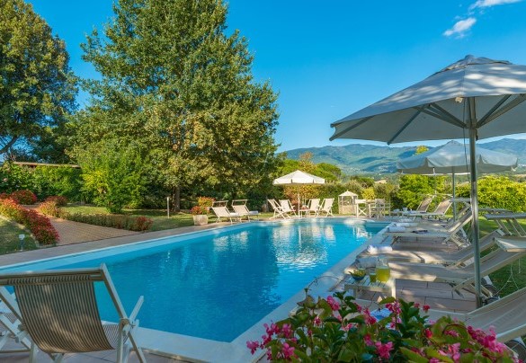 La suggestiva pool area, affacciata a sud ed in posizione panoramica, si trova a pochi passi dalla dependance – Villa Leonardo