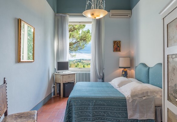 Camera matrimoniale con bagno en-suite con doccia al primo piano – Villa Leonardo