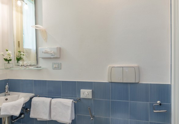 Close to the pool area, annex suite with seating room, double bedroom and a bathroom with shower – Villa Leonardo