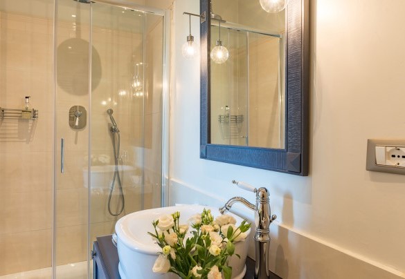 Bagno en-suite con doccia nella camera matrimoniale al primo piano – Villa Leonardo