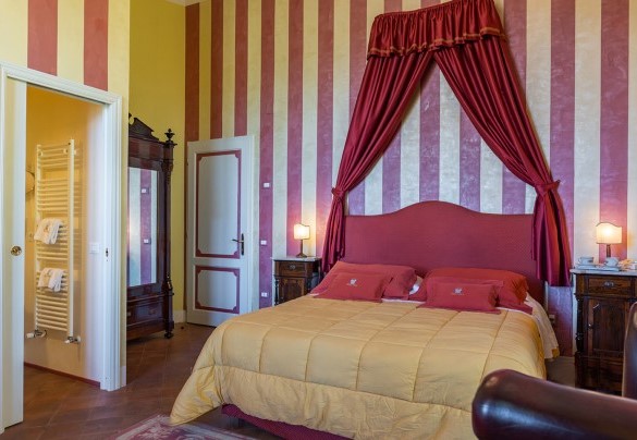Camera matrimoniale con vasca en suite e bagno con doccia al secondo piano – Villa Leonardo