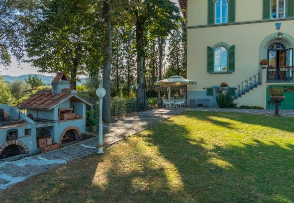 Nelle vicinanze degli ingressi della villa sono collocati il barbecue ed il forno a legna – Villa Leonardo