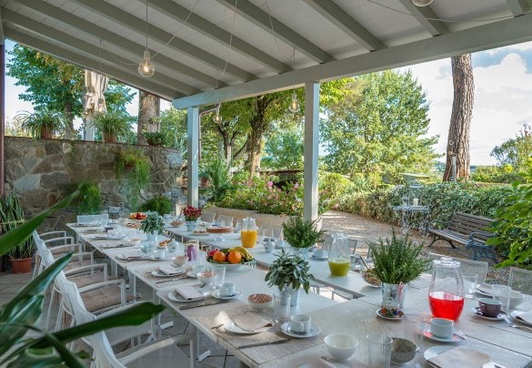 Nelle immediate vicinanze degli ingressi della villa sono collocati una veranda attrezzata per mangiare all’aperto – Villa Leonardo