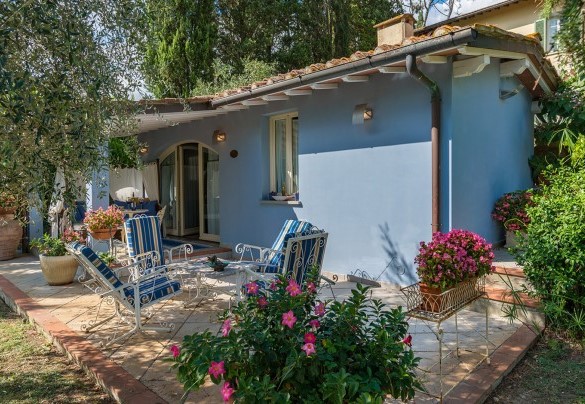 Il portico con divani e tavolini, che si sviluppa davanti alla dependance e si affaccia sulla piscina – Villa Leonardo