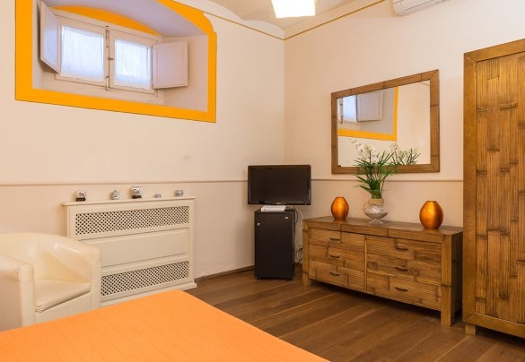 Camera matrimoniale con bagno en-suite con doccia – Villa Leonardo