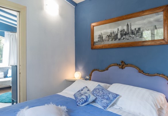 Close to the pool area, annex suite with seating room, double bedroom and a bathroom with shower – Villa Leonardo