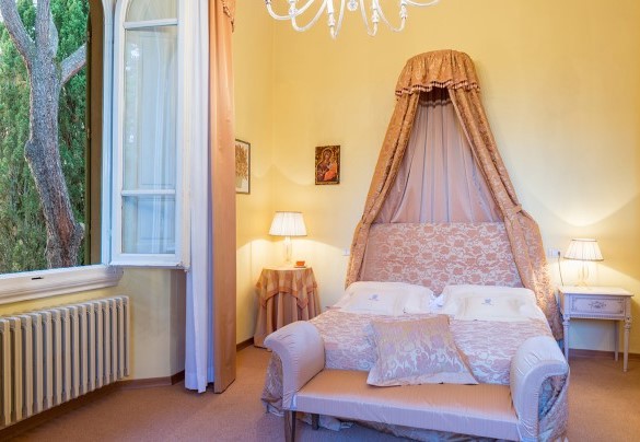 Camera matrimoniale con bagno en-suite con doccia – Villa Leonardo 
