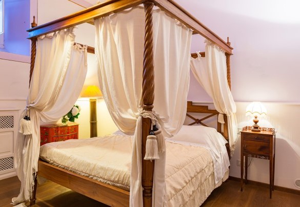 Double bedroom with ensuite bathroom with shower – Villa Leonardo