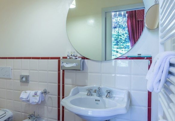 Bagno con doccia en suite nella camera matrimoniale con vasca al secondo piano – Villa Leonardo