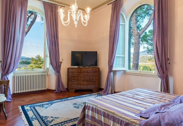 Camera matrimoniale della suite al primo piano – Villa Leonardo