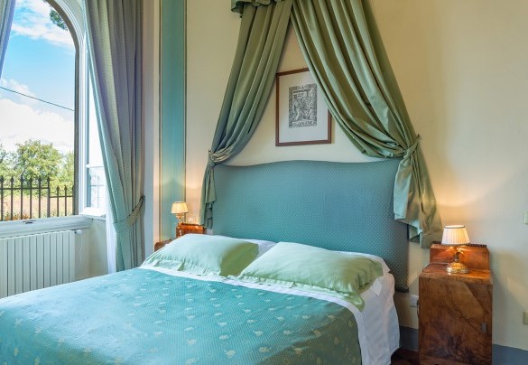 Camera matrimoniale con bagno en-suite con doccia al piano terra – Villa Leonardo
