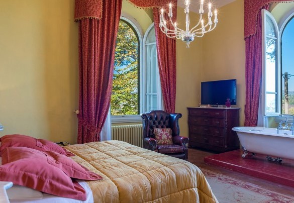 Camera matrimoniale con vasca en suite e bagno con doccia al secondo piano – Villa Leonardo