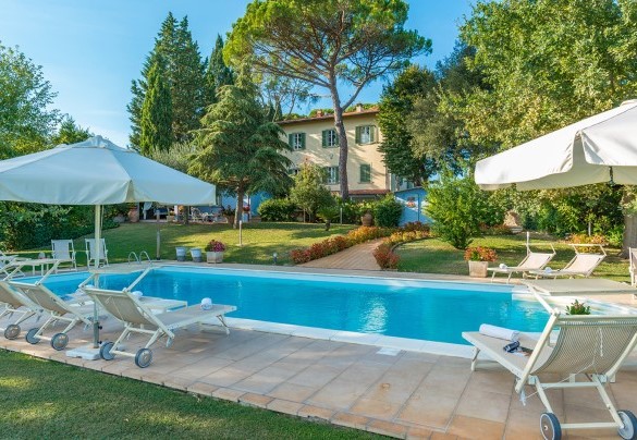 Villa Leonardo è un’elegante residenza immersa nell’inconfondibile scenario delle verdi colline ad est di Firenze – Villa Leonardo