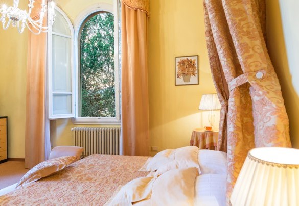 Camera matrimoniale con bagno en-suite con doccia – Villa Leonardo  