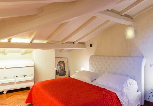 Double bedroom with ensuite bathroom with shower on the attic – Villa Leonardo