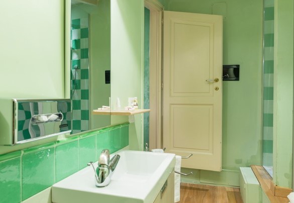 Bathroom with shower en suite to double bedroom on the attic – Villa Leonardo