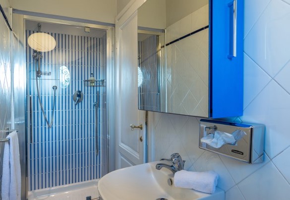 Bagno en-suite con doccia nella camera matrimoniale al primo piano – Villa Leonardo
