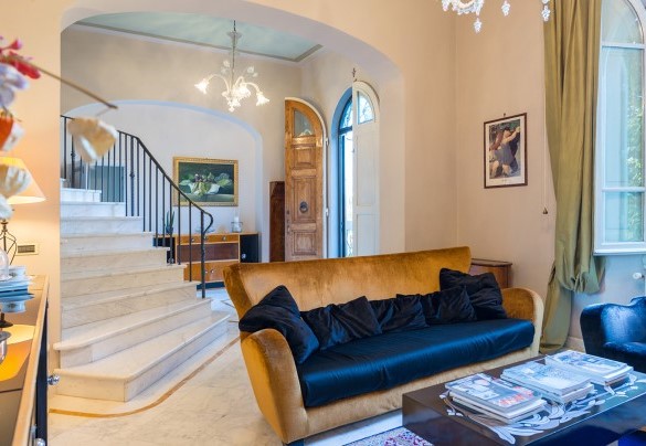 L’ingresso principale si trova al piano terra ed immette in un disimpegno ampio con area salotto – Villa Leonardo