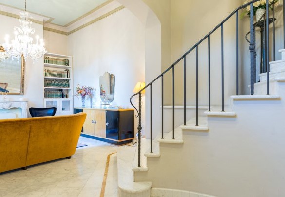 Internal staircase leads from the ground floor up to the attic – Villa Leonardo