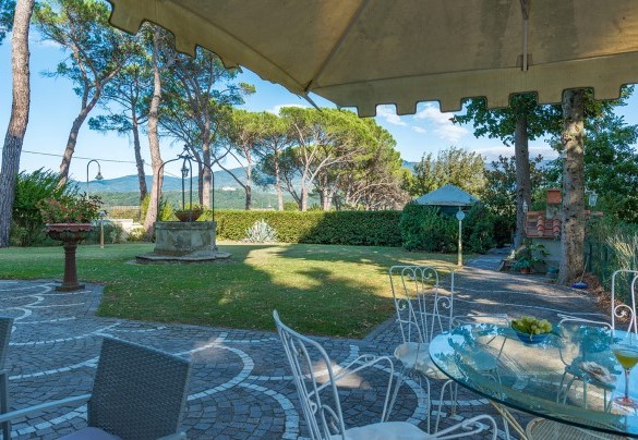 Il giardino, dagli ampi spazi attrezzati, con la complicità del bellissimo paesaggio di campagna che lo contorna – Villa Leonardo