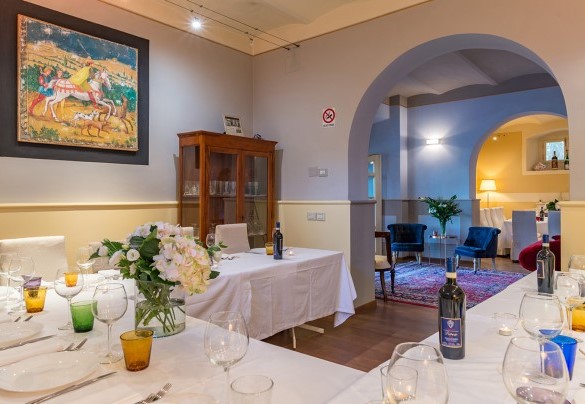 Su due lati del disimpegno dell’entrata principale sono collocate le sale da pranzo – Villa Leonardo