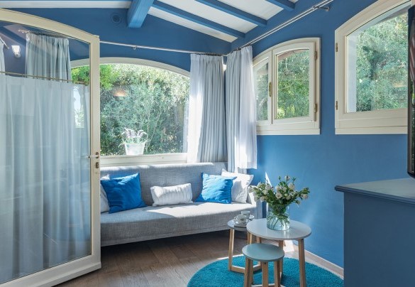 Close to the pool area, annex suite with seating room, double bedroom and a bathroom with shower – Villa Leonardo