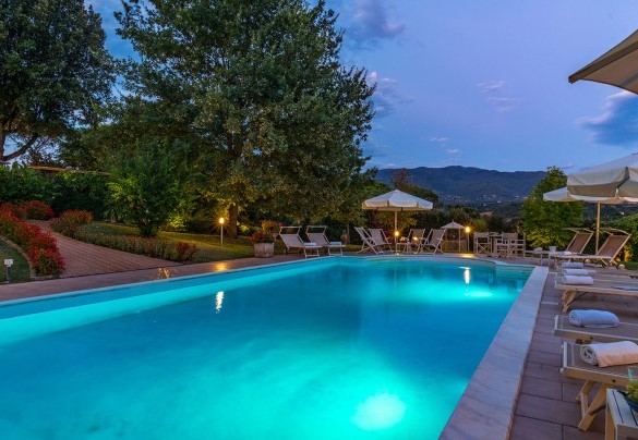 La vasca è rivestita in PVC, corredata di scala romana e scaletta, faretti interni, e purificata con trattamento a sale – Villa Leonardo