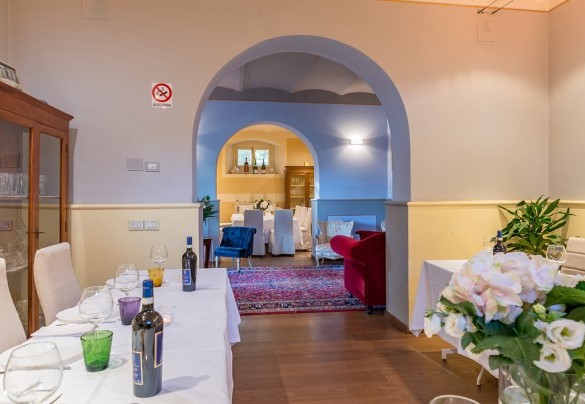 Su due lati del disimpegno dell’entrata principale sono collocate le sale da pranzo – Villa Leonardo