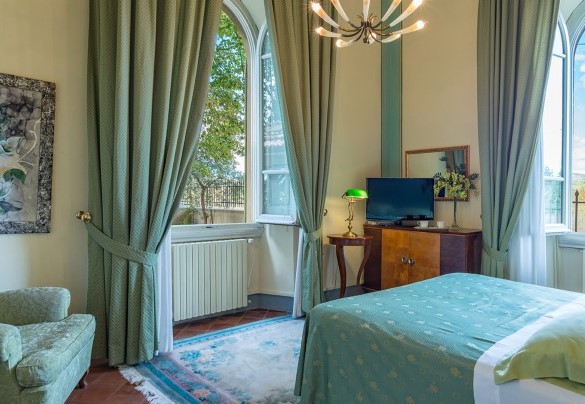 Camera matrimoniale con bagno en-suite con doccia al piano terra – Villa Leonardo