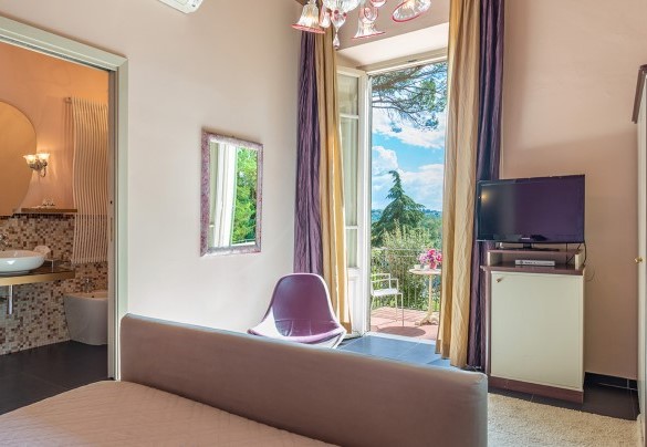 Camera matrimoniale con bagno en-suite con doccia e terrazza – Villa Leonardo 