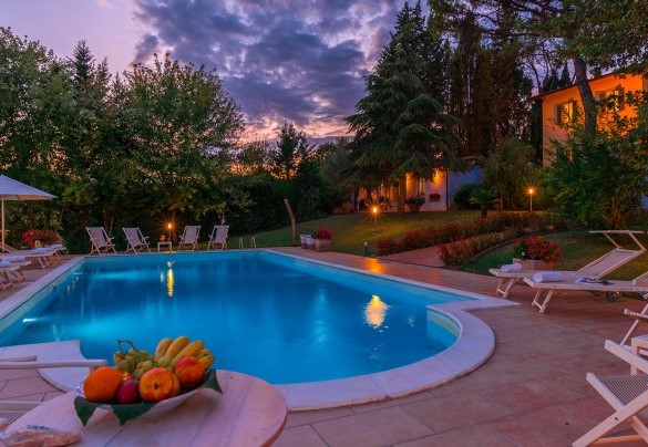La suggestiva pool area, affacciata a sud ed in posizione panoramica, si trova a pochi passi dalla dependance – Villa Leonardo