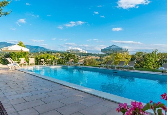La piscina da cui si ammira un suggestivo belvedere su splendidi paesaggi collinari – Villa Leonardo