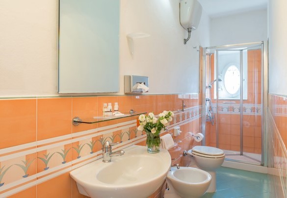 Bagno en-suite con doccia nella camera matrimoniale al primo piano – Villa Leonardo
