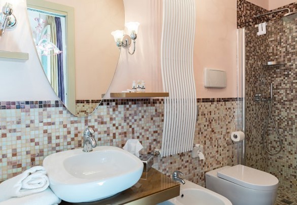 Bagno en-suite con doccia nella camera matrimoniale con terrazza – Villa Leonardo