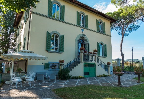 Collocata alle porte di Incisa, e a circa 2 km dal prestigioso outlet The Mall – Villa Leonardo