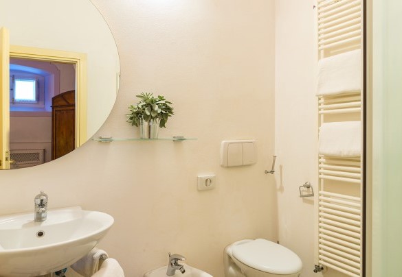Bathroom with shower en suite to double bedroom – Villa Leonardo