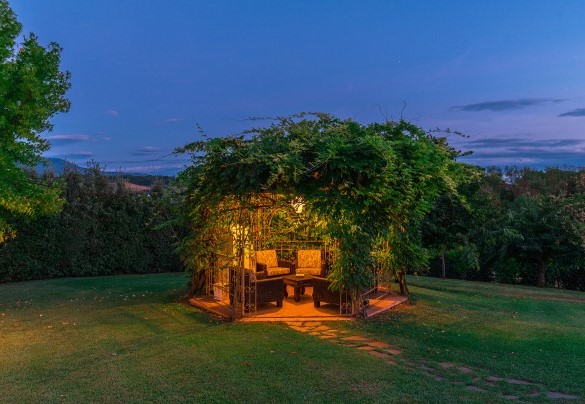 A completamento dell’area piscina un gazebo ospita una zona salotto con poltrone e un comodo frigorifero – Villa Leonardo