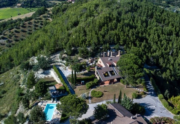 The villa is an elegant residence nestled in the green hills of the Marche region - Villa Lia