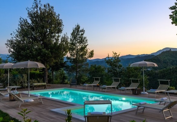 The 300 sqm sunbathing area is partly paved in stoneware and partly covered with grass - Villa Lia