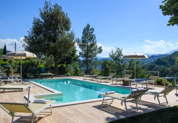The pool offers panoramic views of the countryside and surrounding mountains - Villa Lia